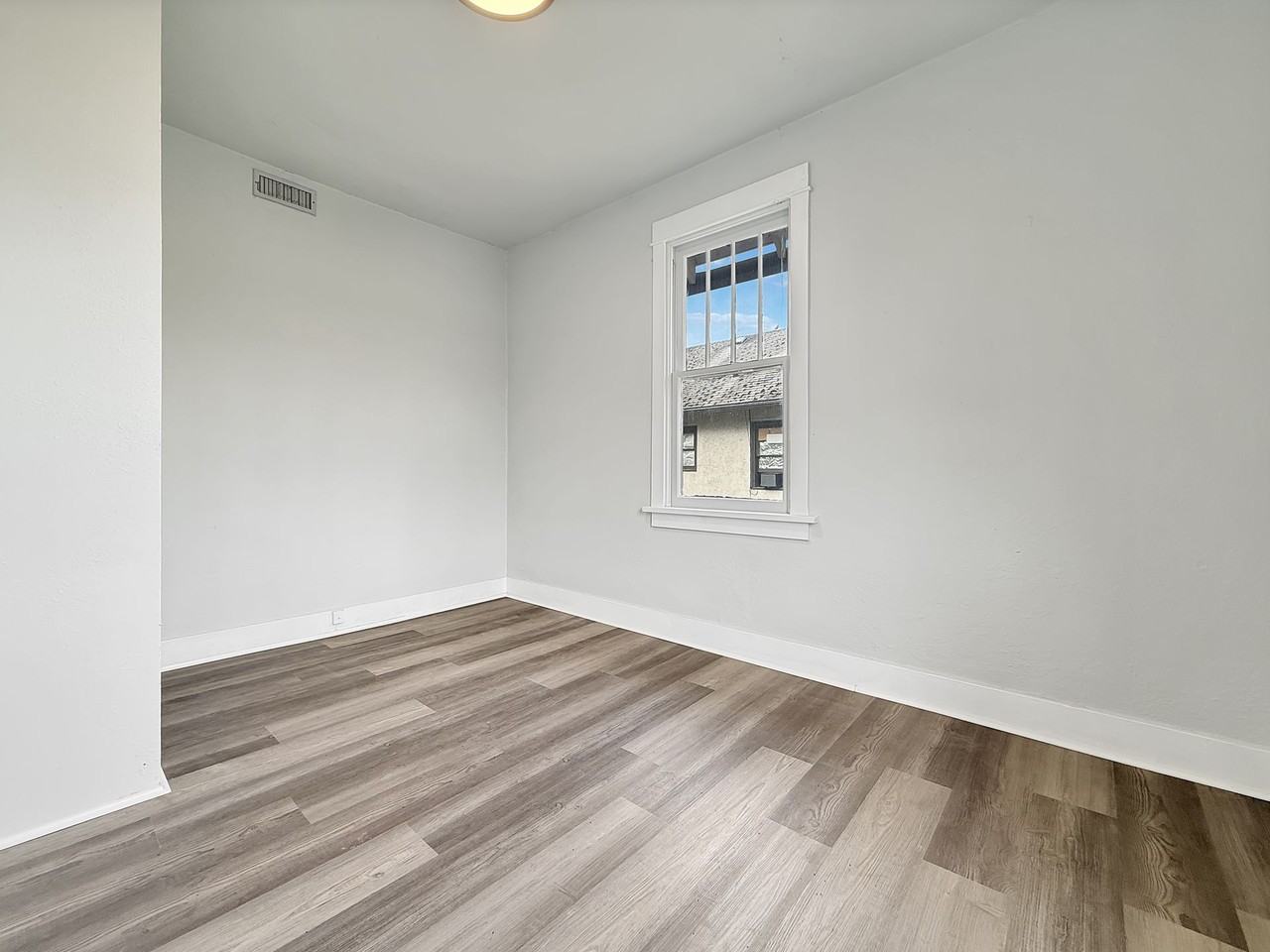Newly Renovated Duplex - Photo 6 of 23