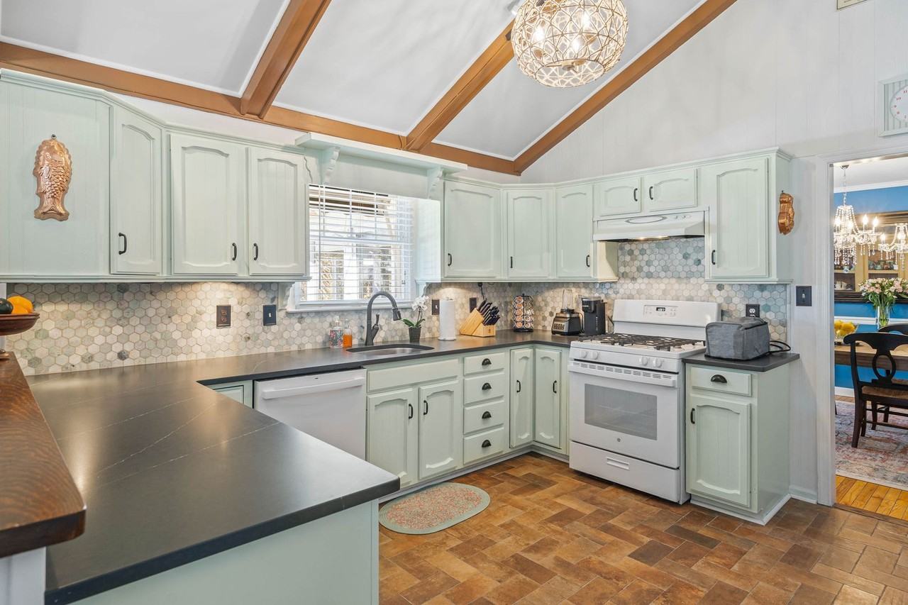 106 Kingsbridge Rd - Photo 2 of 40