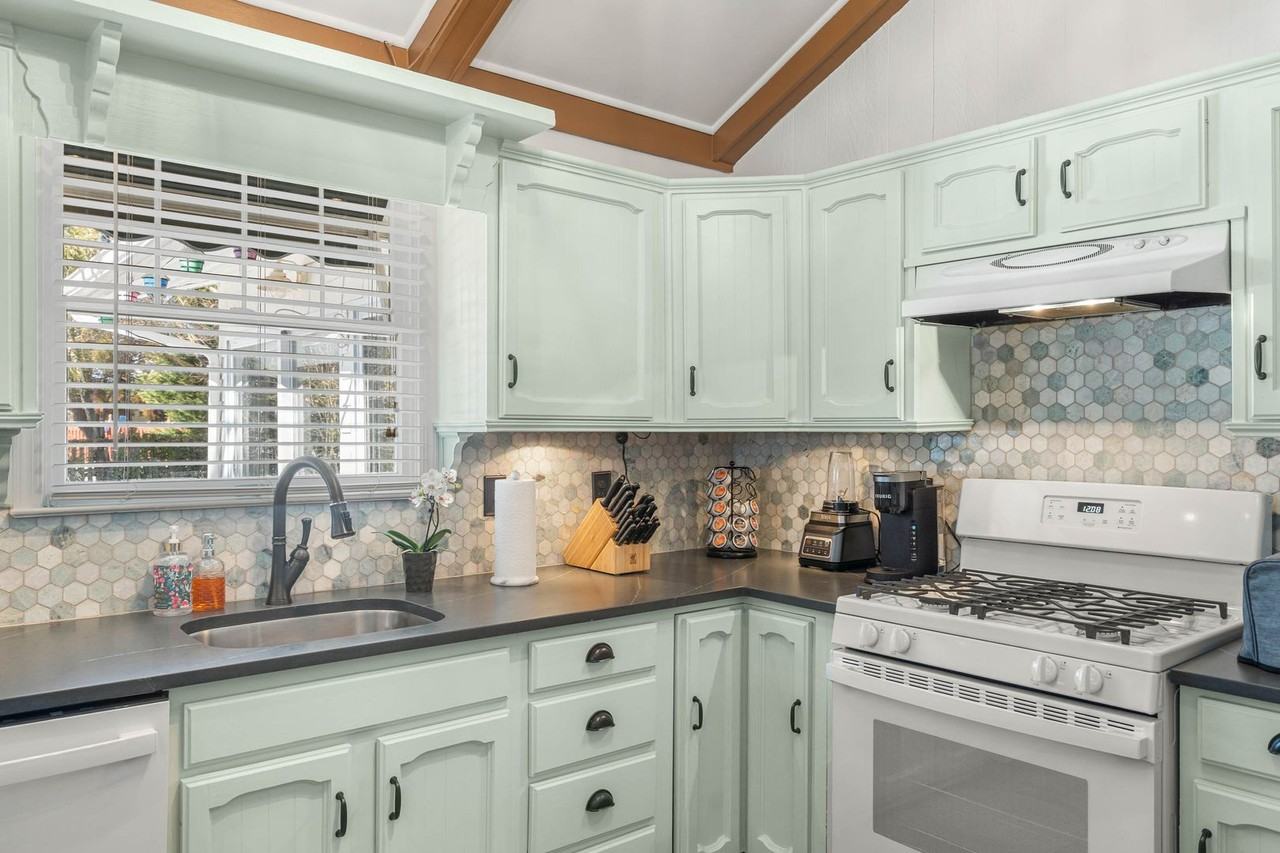 106 Kingsbridge Rd - Photo 4 of 40