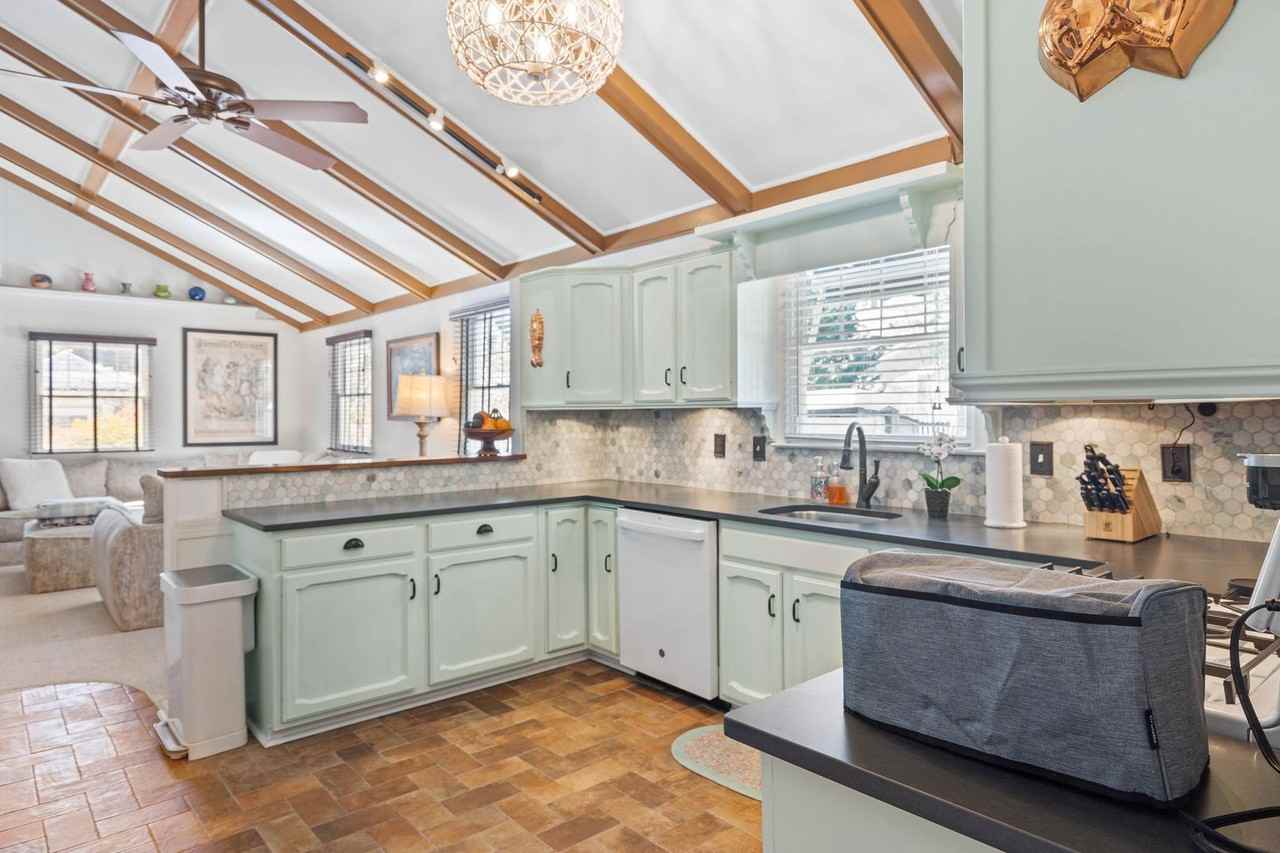 106 Kingsbridge Rd - Photo 5 of 40