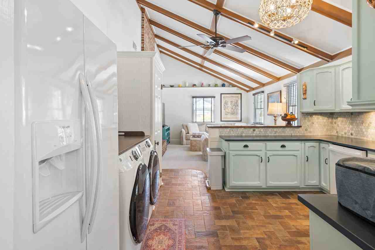 106 Kingsbridge Rd - Photo 6 of 40