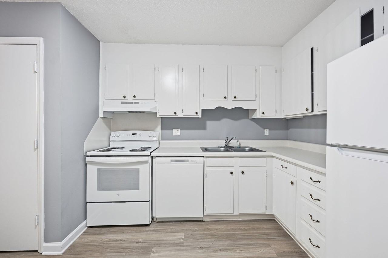 Chimneys Apartments - Photo 5 of 29