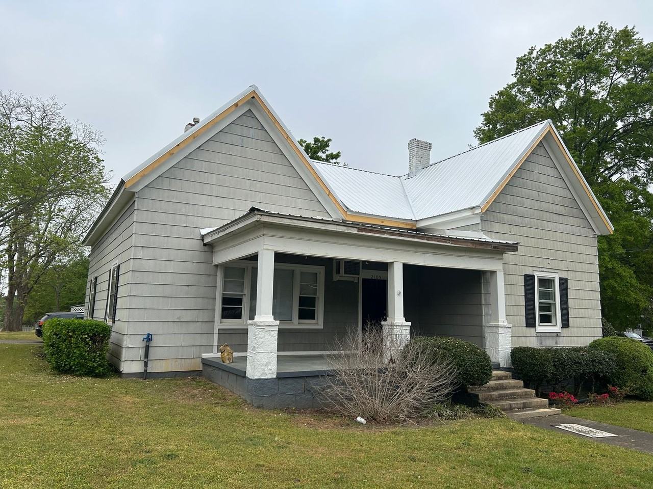 2105 College St - Photo 2 of 19