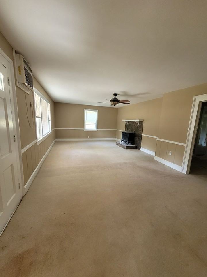 2105 College St - Photo 3 of 19
