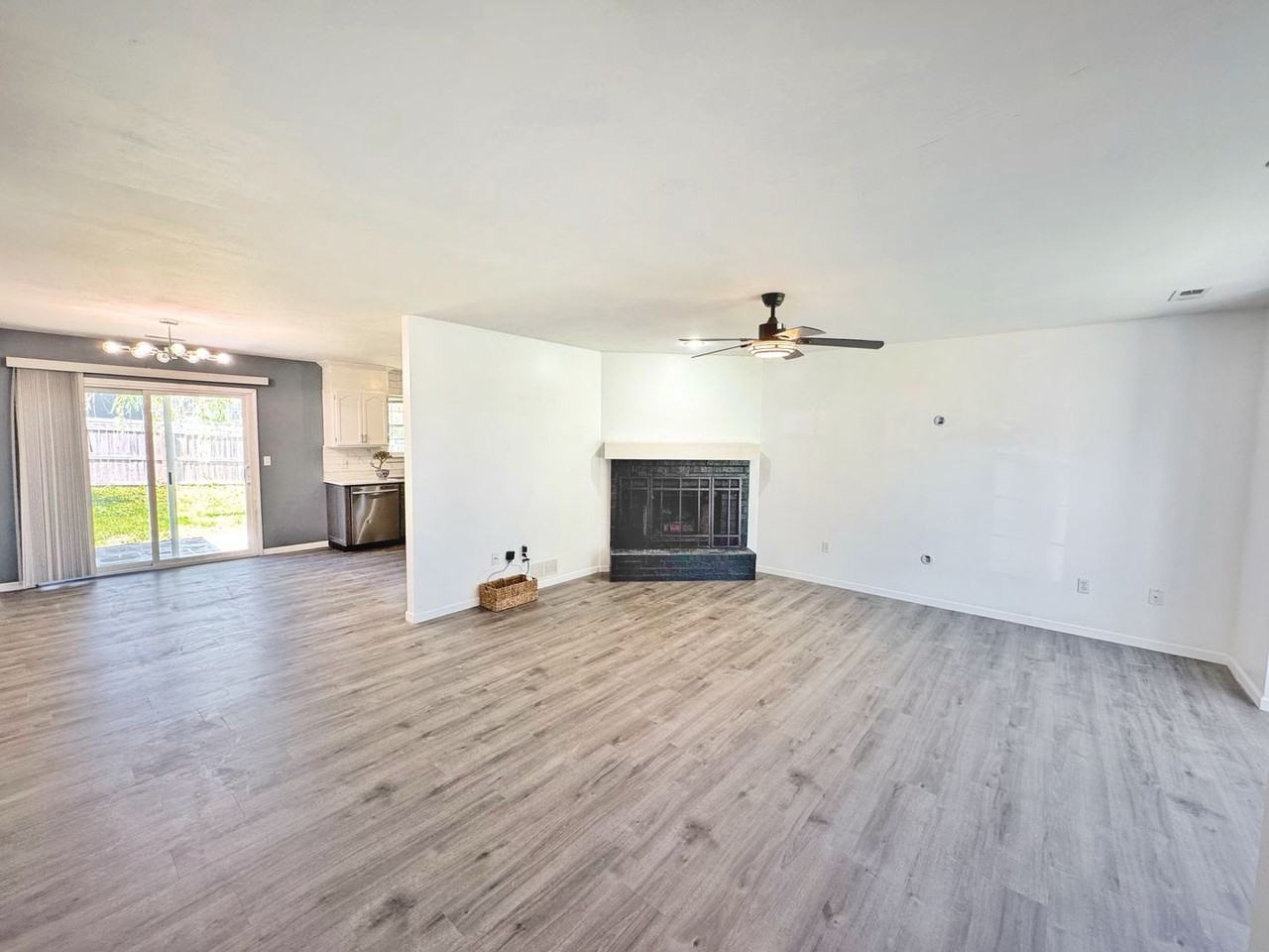 1011 Quincy Dr - Photo 4 of 31