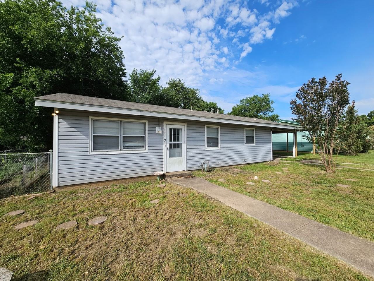 1119 Magnolia St - Photo 3 of 3