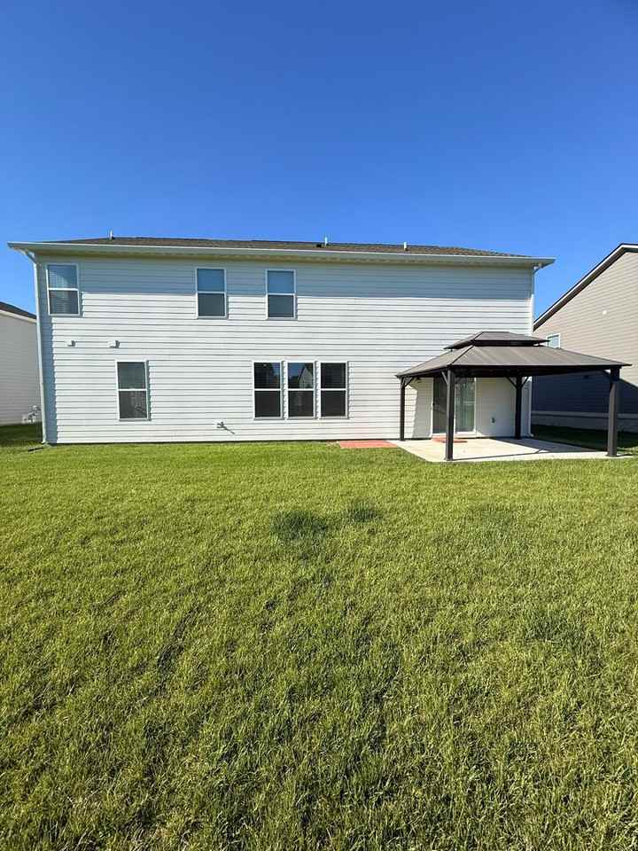 1046 Elmwood Ln - Photo 2 of 39