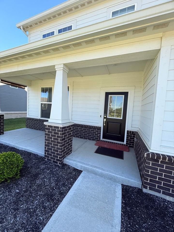 1046 Elmwood Ln - Photo 3 of 39
