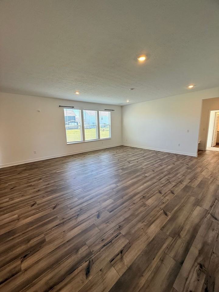 1046 Elmwood Ln - Photo 5 of 39