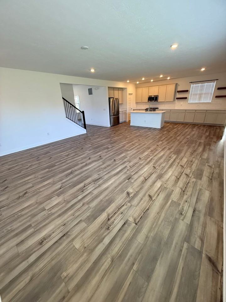 1046 Elmwood Ln - Photo 6 of 39