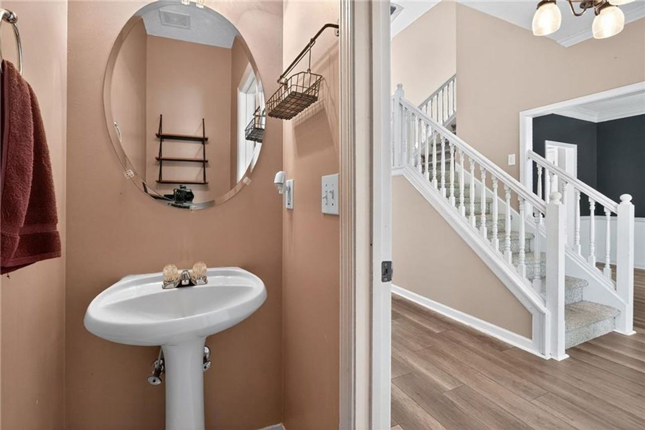 158 Windsor Cir - Photo 3 of 14