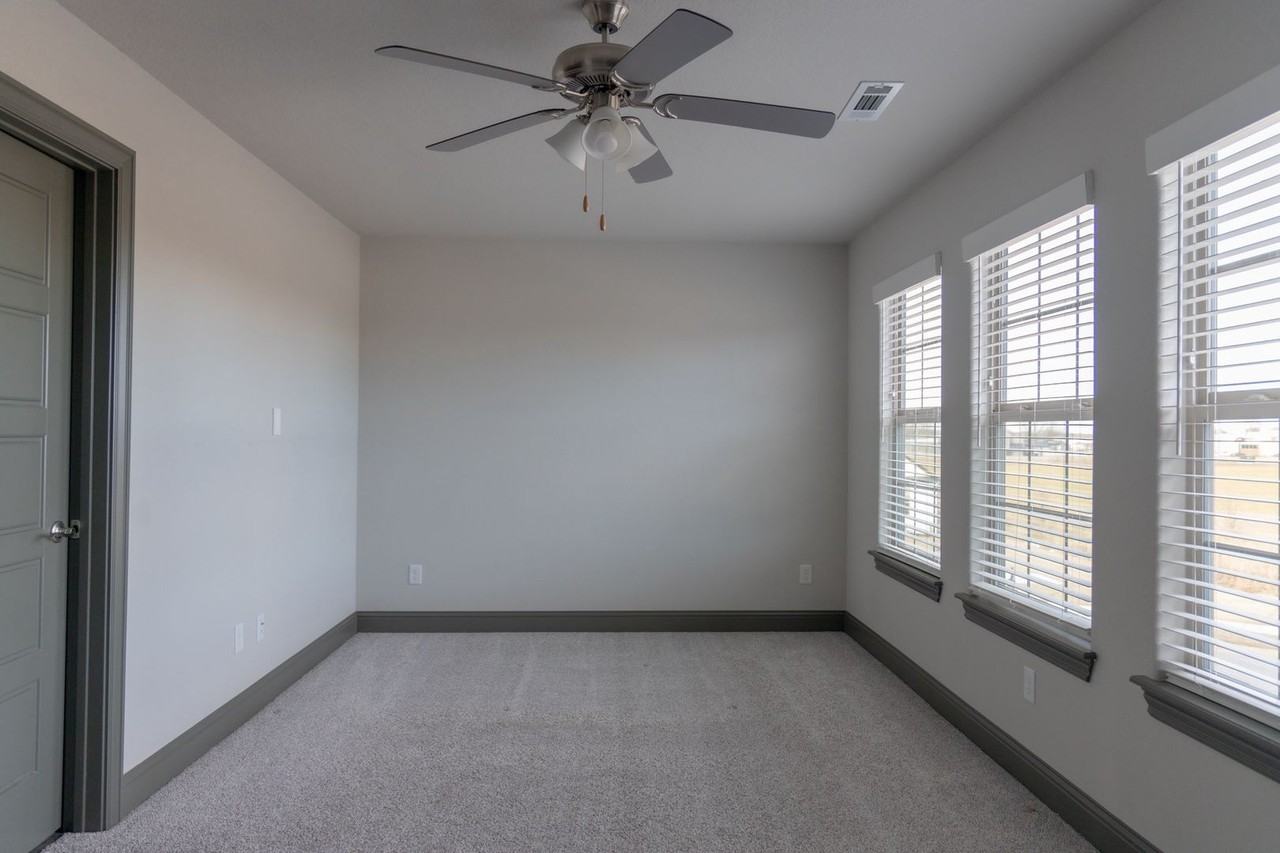 201 Vicks Cir - Photo 7 of 9