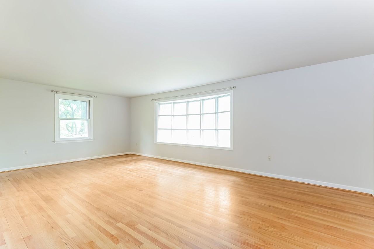 934 Village Rd - Photo 4 of 24