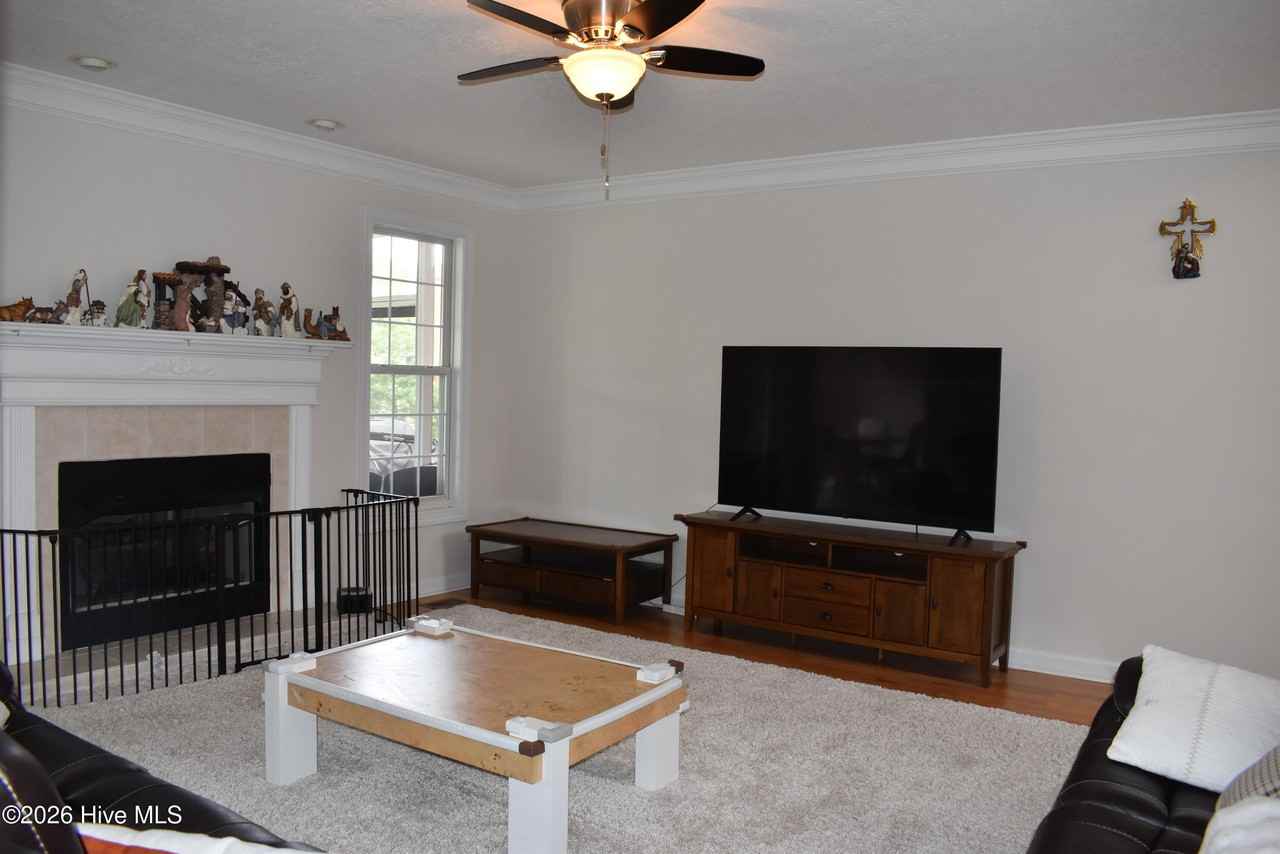 269 Foxfire Ct - Photo 3 of 36