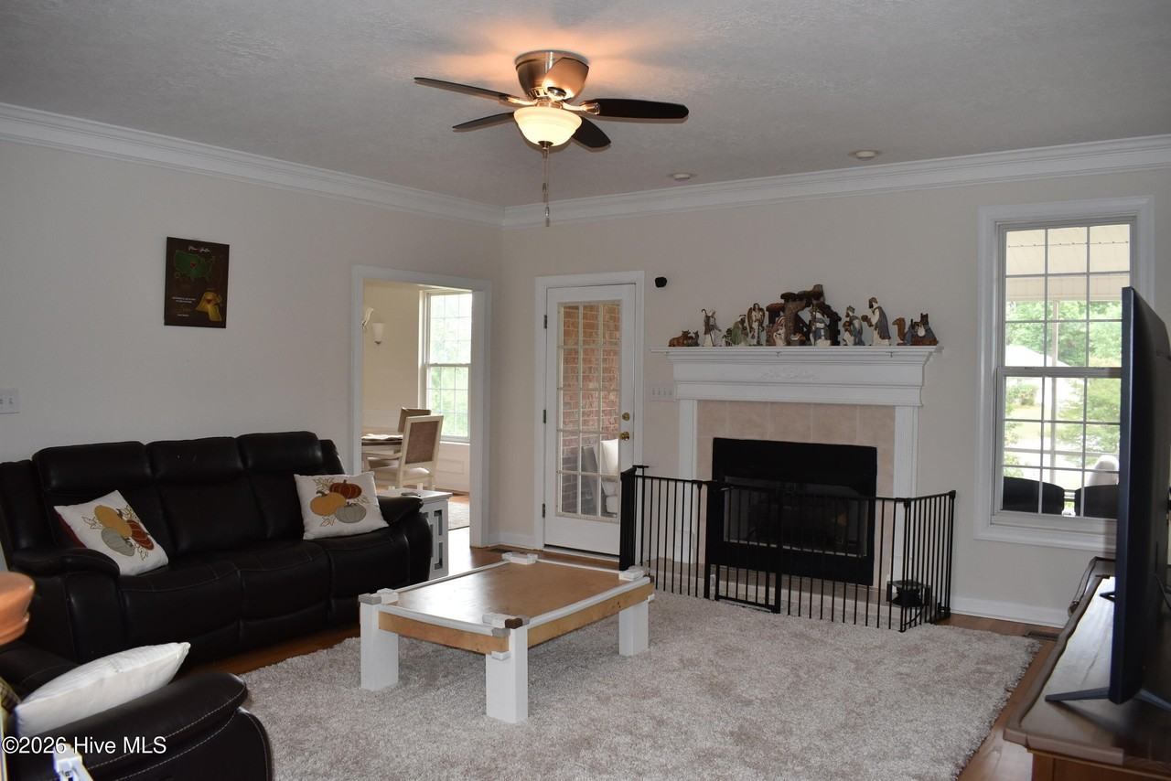 269 Foxfire Ct - Photo 4 of 36