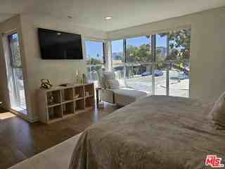 1617 Broadway #B - Photo 3 of 8