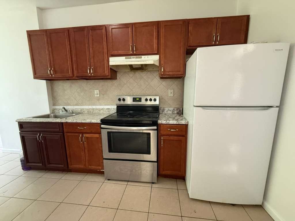 448 Wyona St #3 - Photo 6 of 8