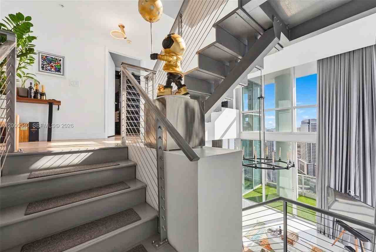 90 Sw 3rd St #PH12 - Photo 5 of 40