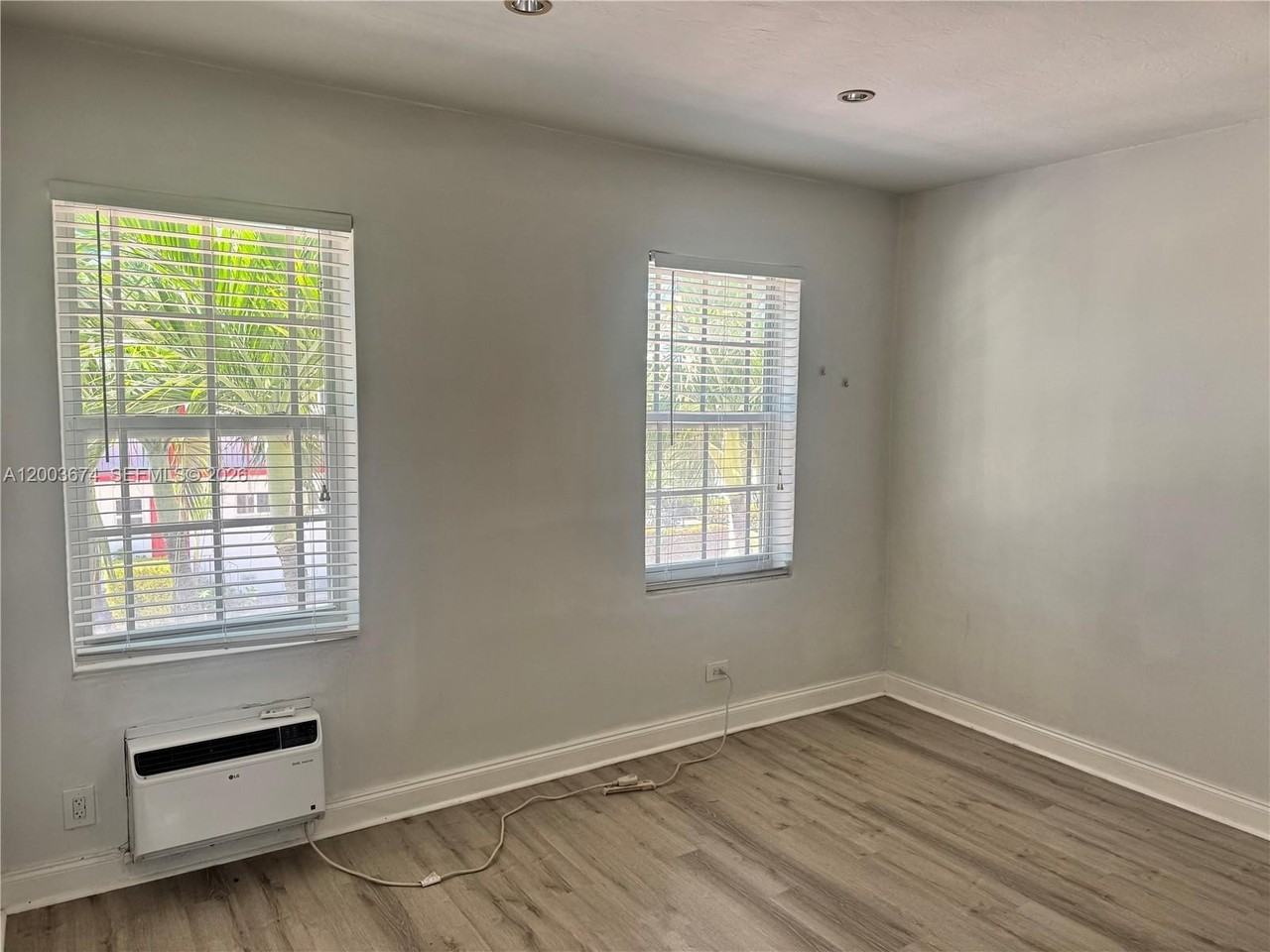 637 12th St #6 - Photo 3 of 11