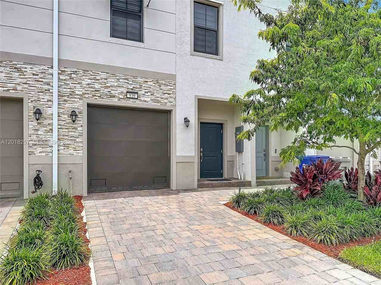 939 Nw 3rd Ter #939 - Photo 4 of 41