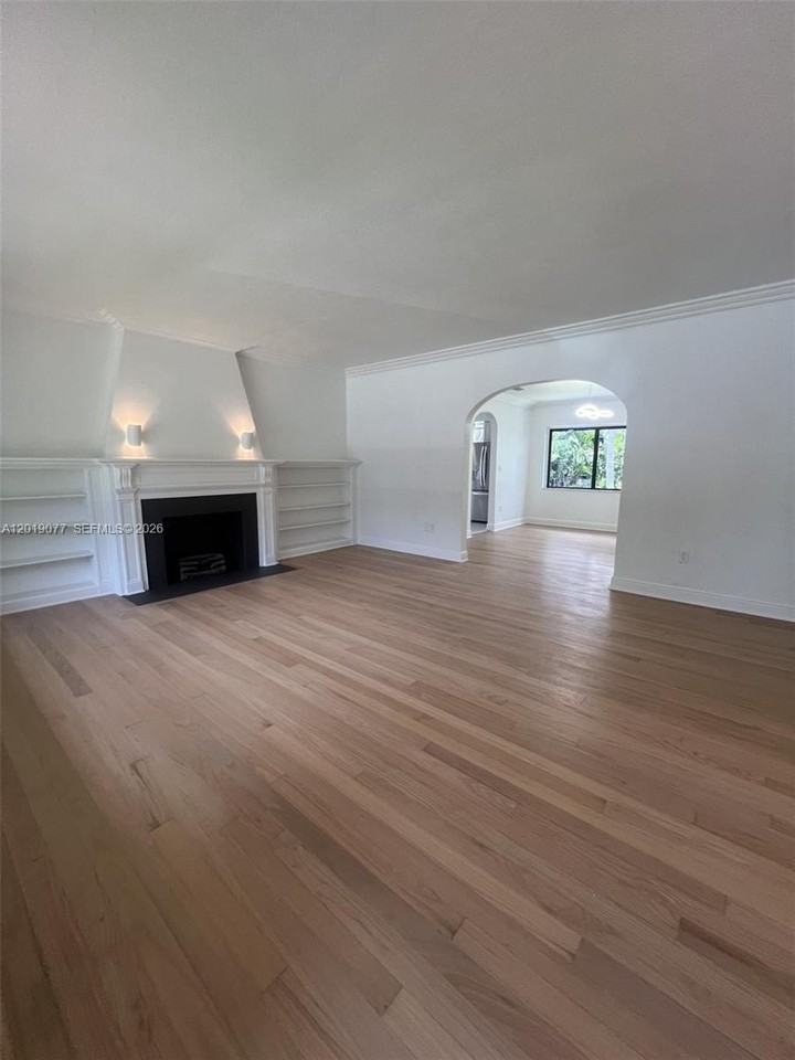 2910 Sw 2nd Ave - Photo 3 of 17