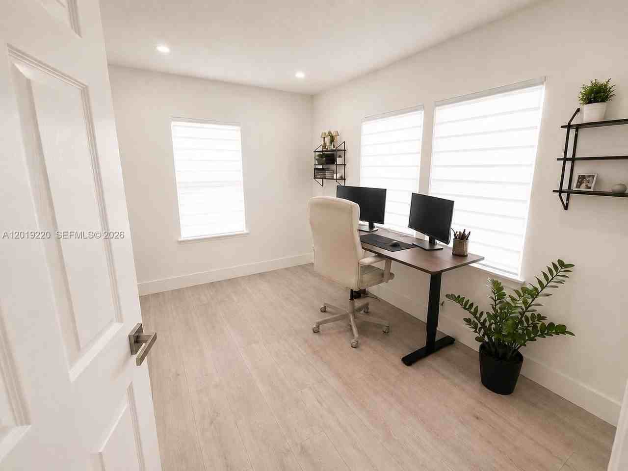 1018 Ne 2nd Ave - Photo 7 of 9