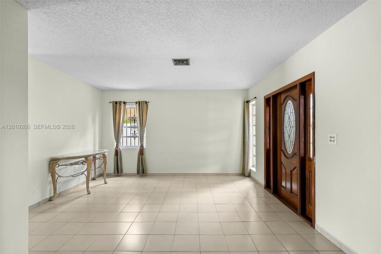 13 Sw 97th Pl - Photo 3 of 29