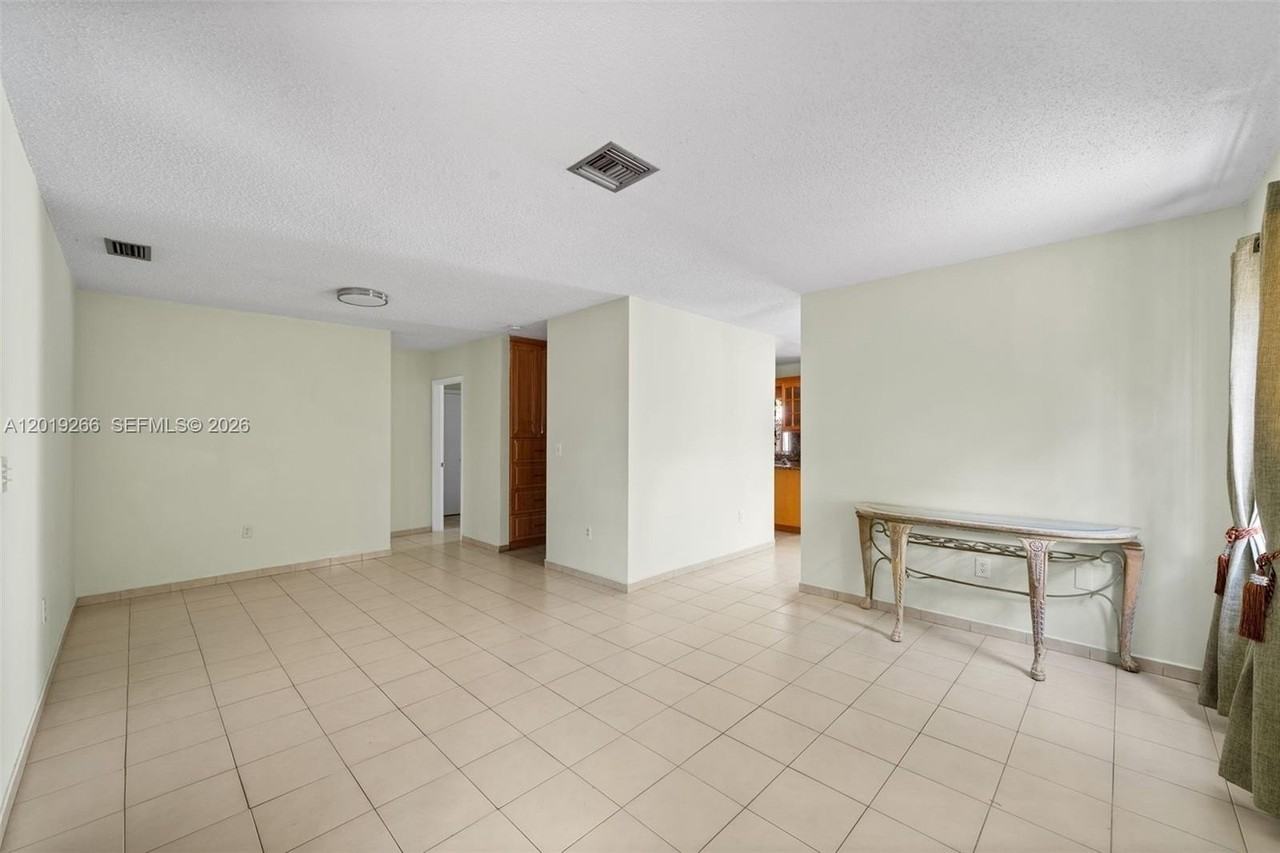 13 Sw 97th Pl - Photo 5 of 29