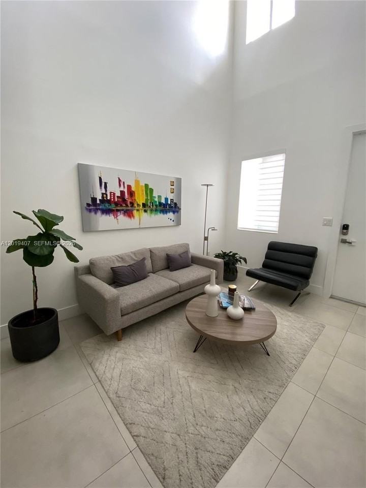 10241 Nw 71st Ter - Photo 4 of 36