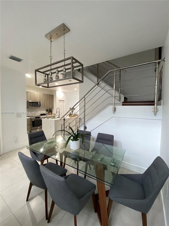 10241 Nw 71st Ter - Photo 5 of 36