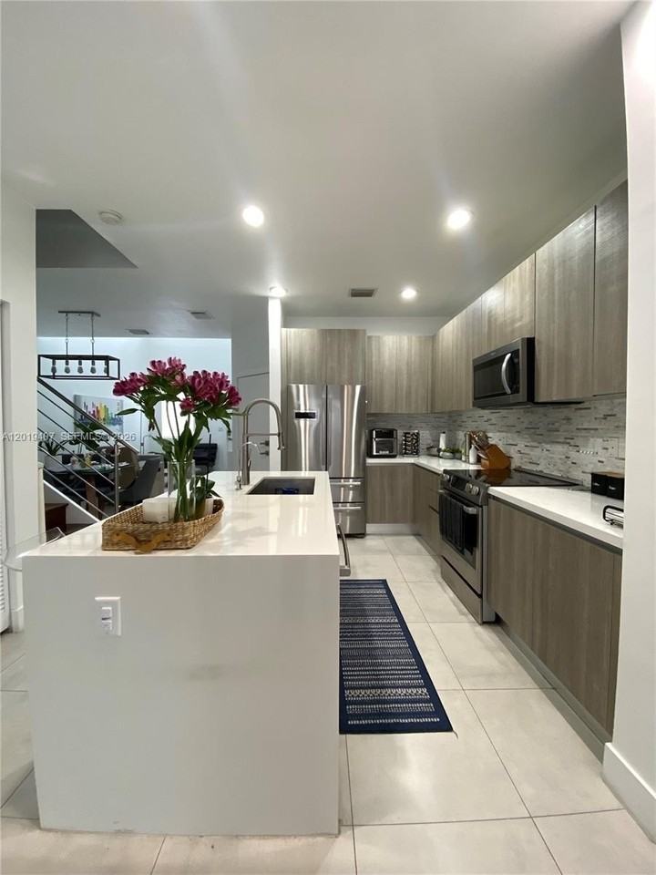 10241 Nw 71st Ter - Photo 7 of 36