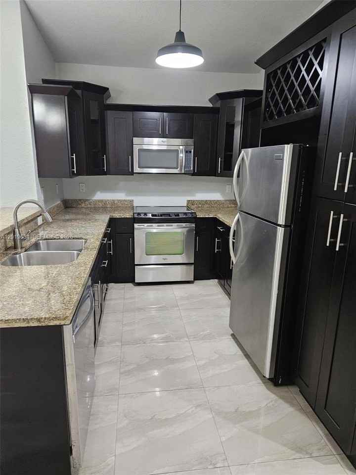1517 Ne 3rd Ave #0 - Photo 3 of 21