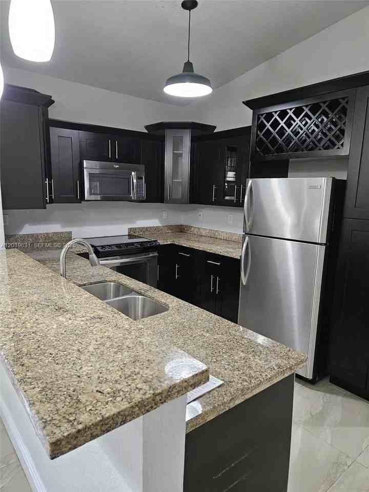 1517 Ne 3rd Ave #0 - Photo 4 of 21