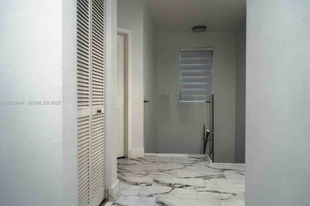4180 Ne 21st St - Photo 5 of 29