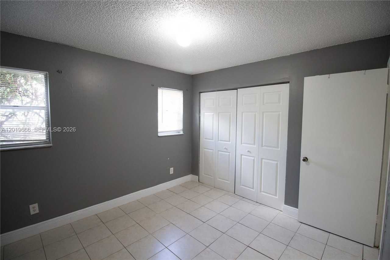 825 Sw 10th St #A - Photo 3 of 10