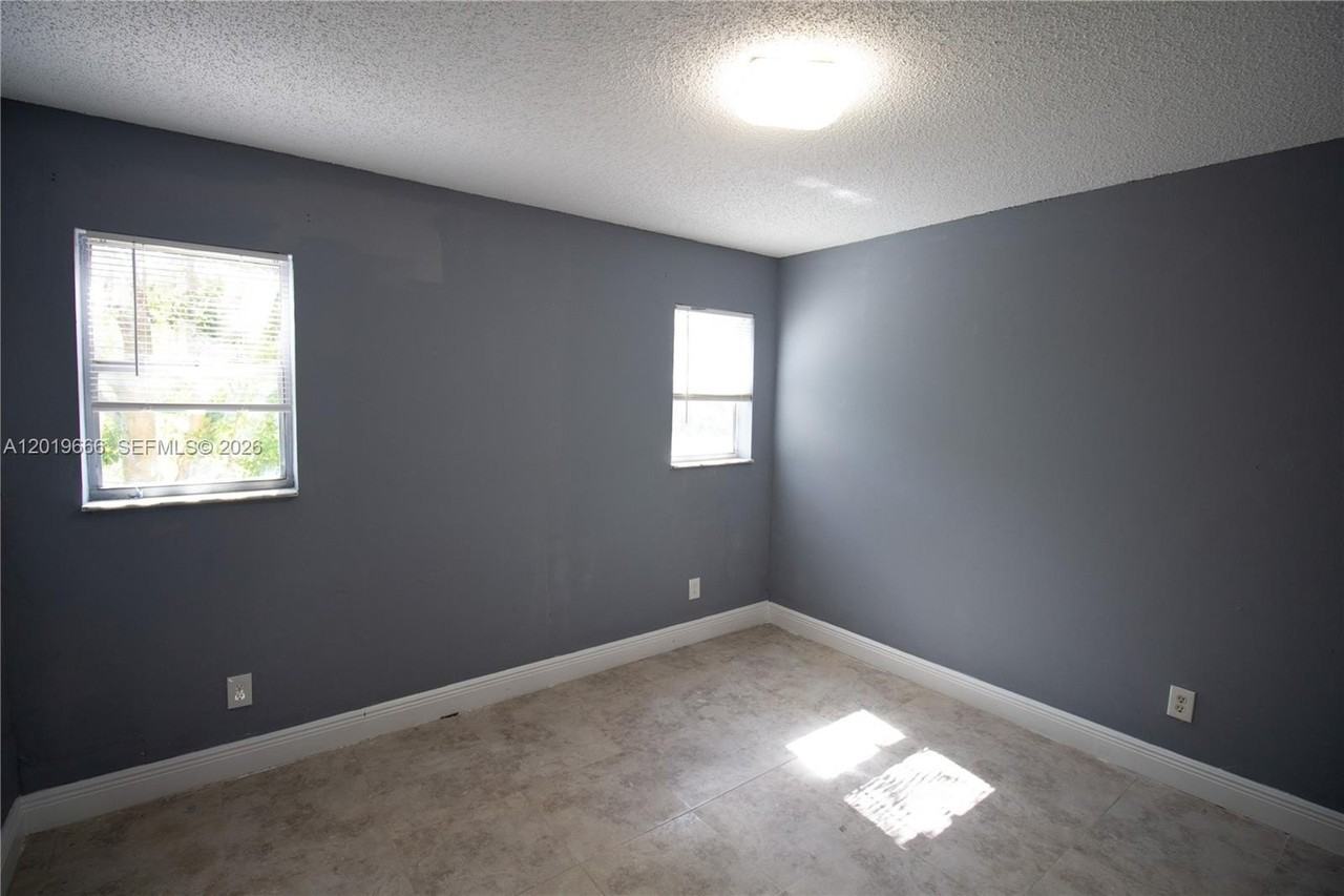 825 Sw 10th St #A - Photo 7 of 10