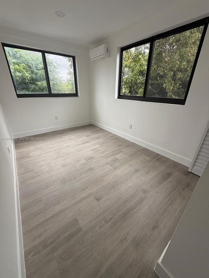2330 Nw 9th St #15 - Photo 3 of 6