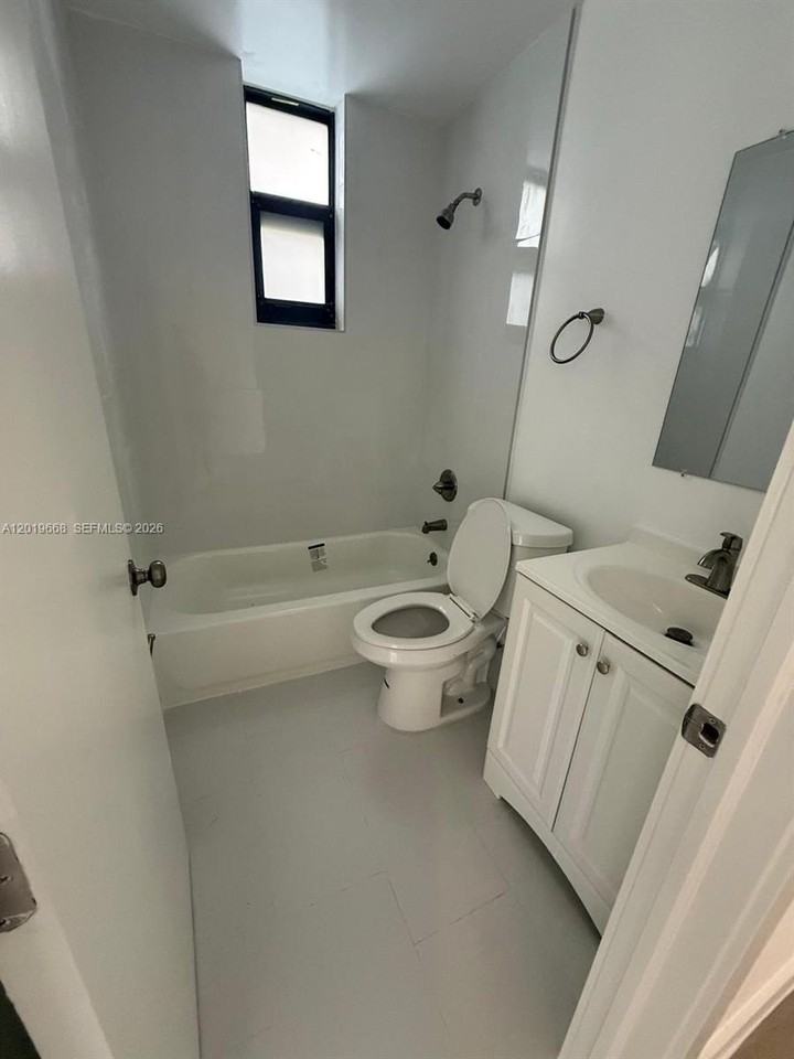 2330 Nw 9th St #15 - Photo 6 of 6