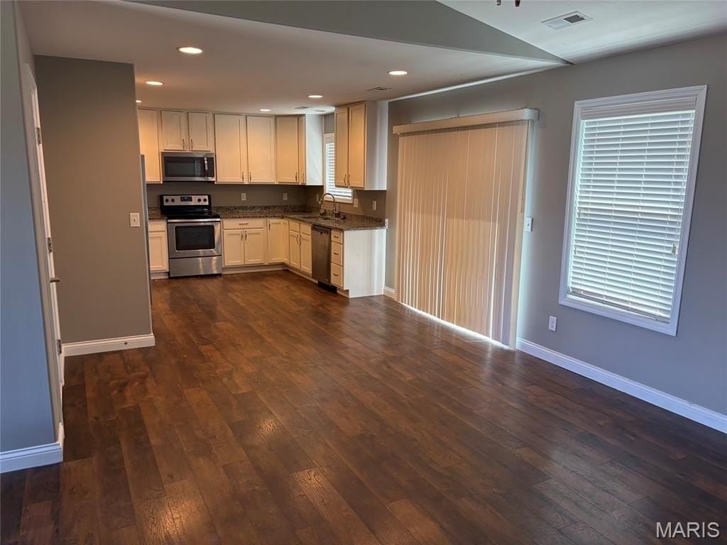 483 Honeysuckle Creek Dr - Photo 5 of 19