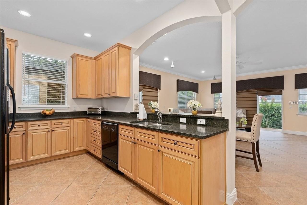 828 Ellwood Ave #J - Photo 4 of 34