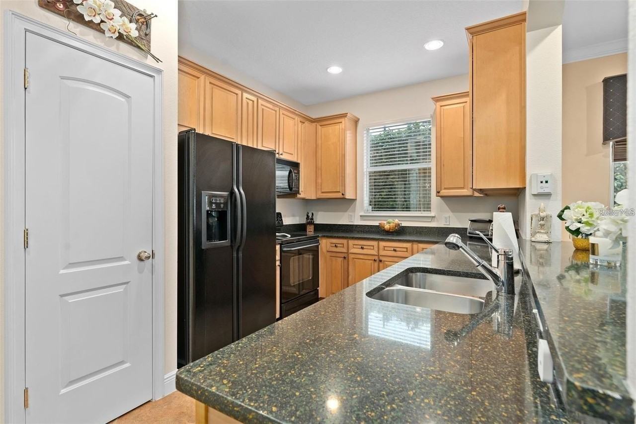 828 Ellwood Ave #J - Photo 5 of 34