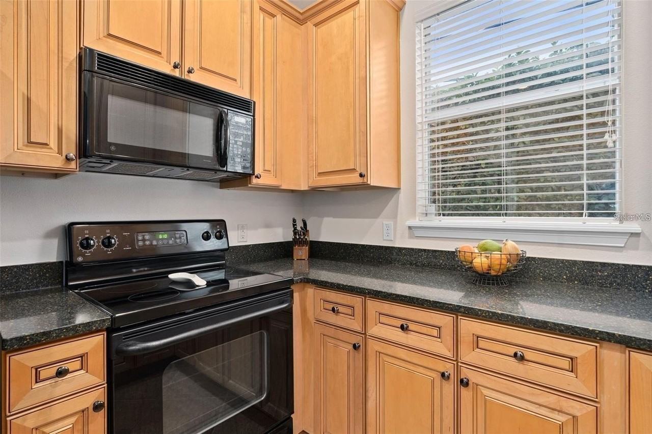828 Ellwood Ave #J - Photo 6 of 34