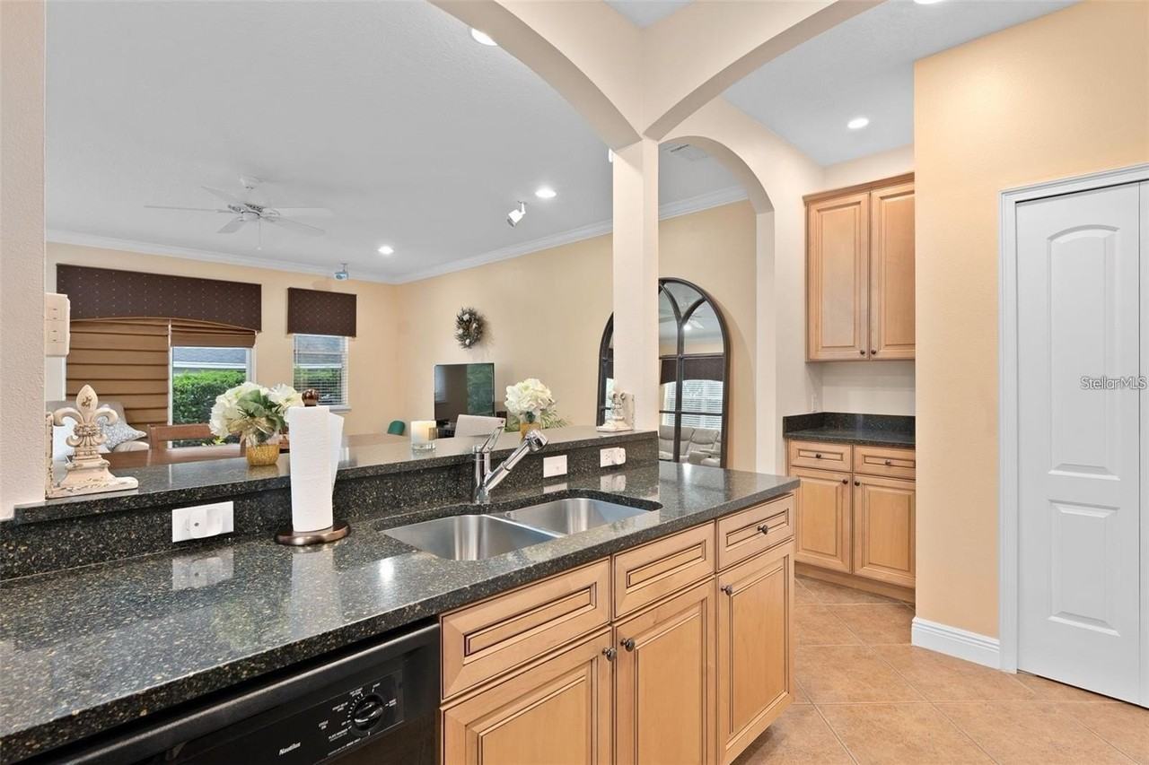 828 Ellwood Ave #J - Photo 7 of 34