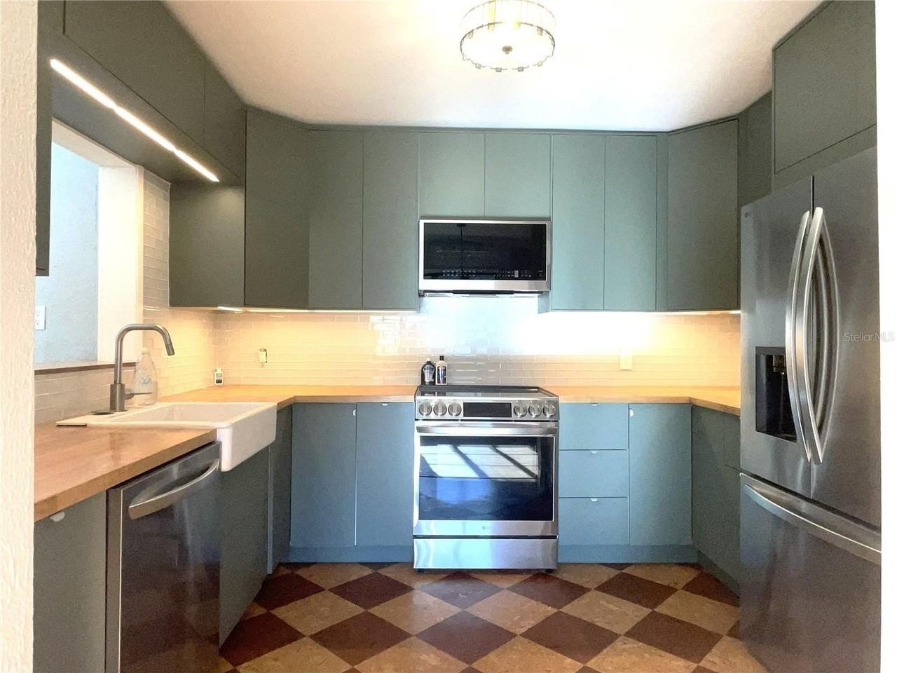 1155 53rd Ave N - Photo 4 of 36