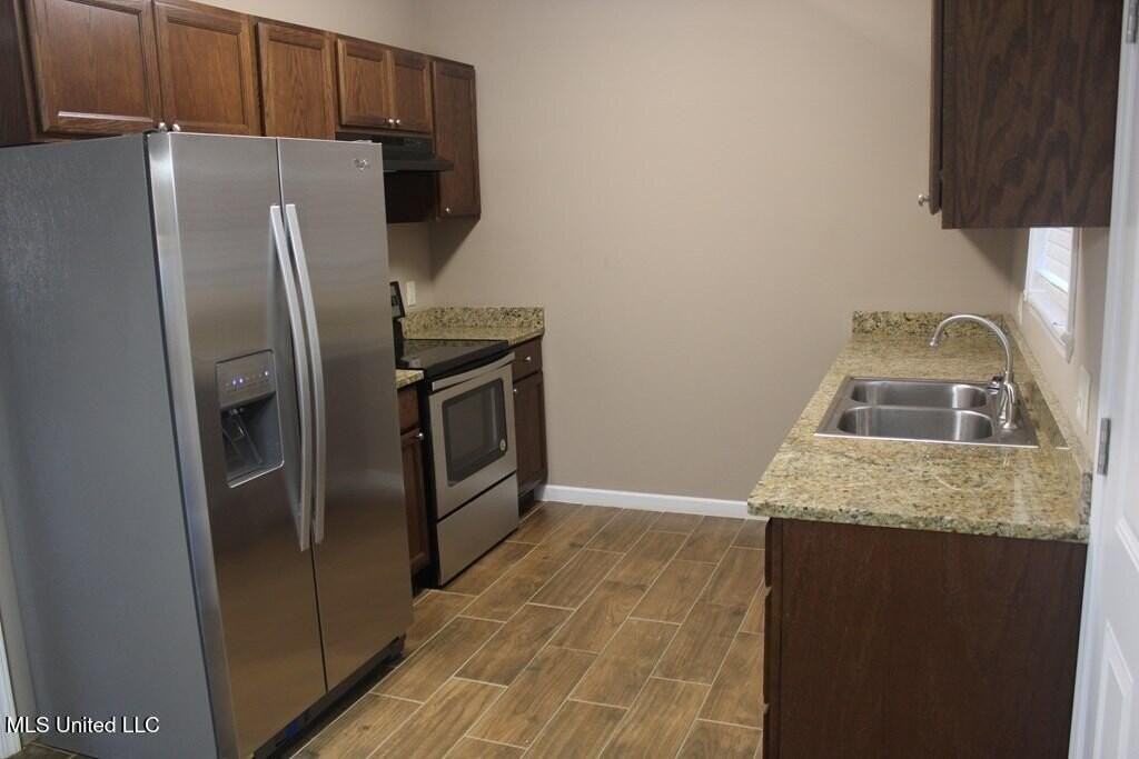 1007 Bassett Dr - Photo 5 of 11