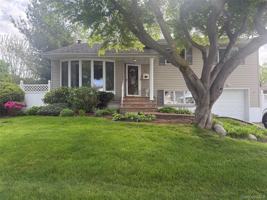 featured image of 11 Syosset Cir