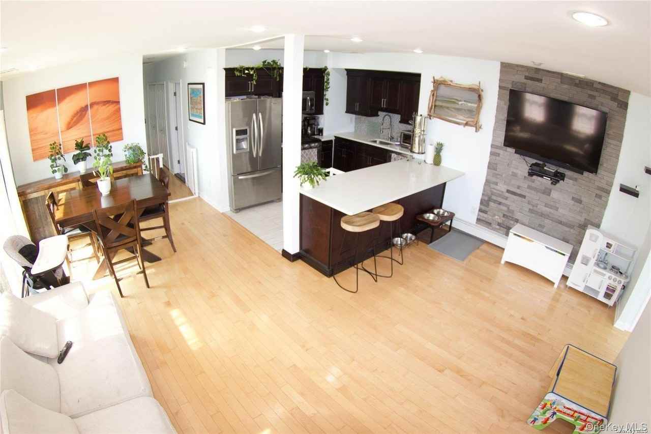 439 E Market St - Photo 4 of 16