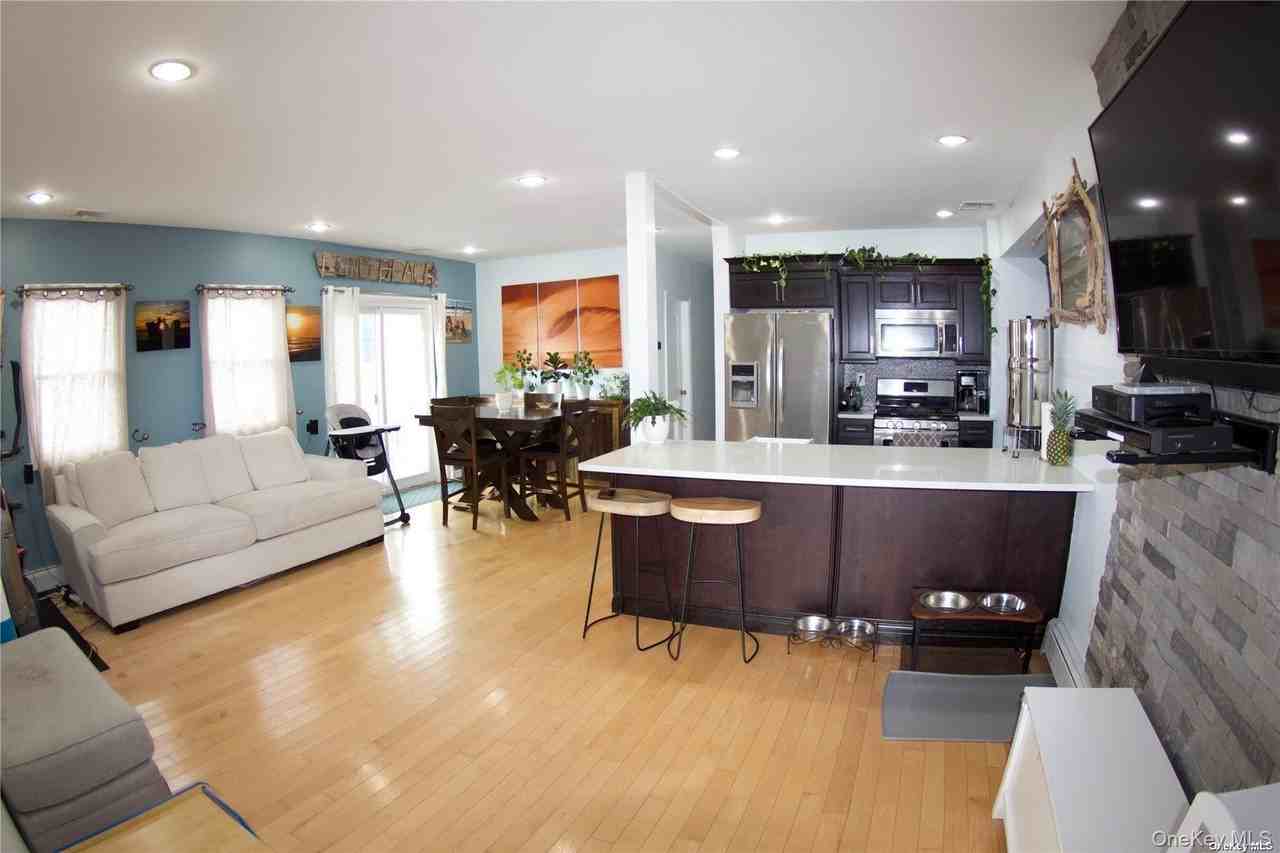 439 E Market St - Photo 5 of 16