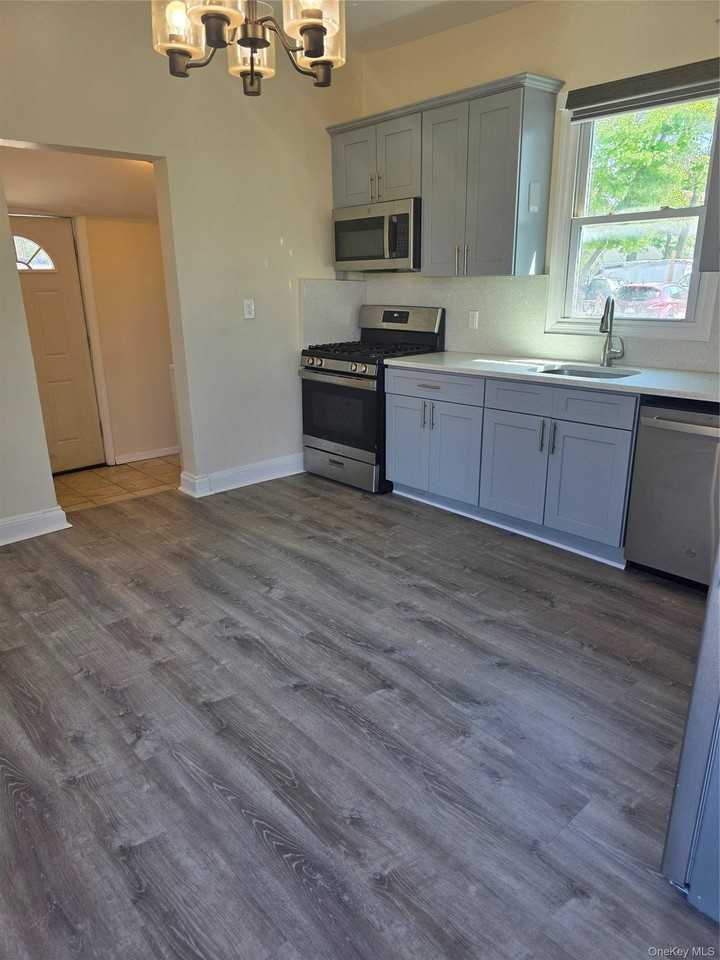 291 Uniondale Ave - Photo 4 of 10