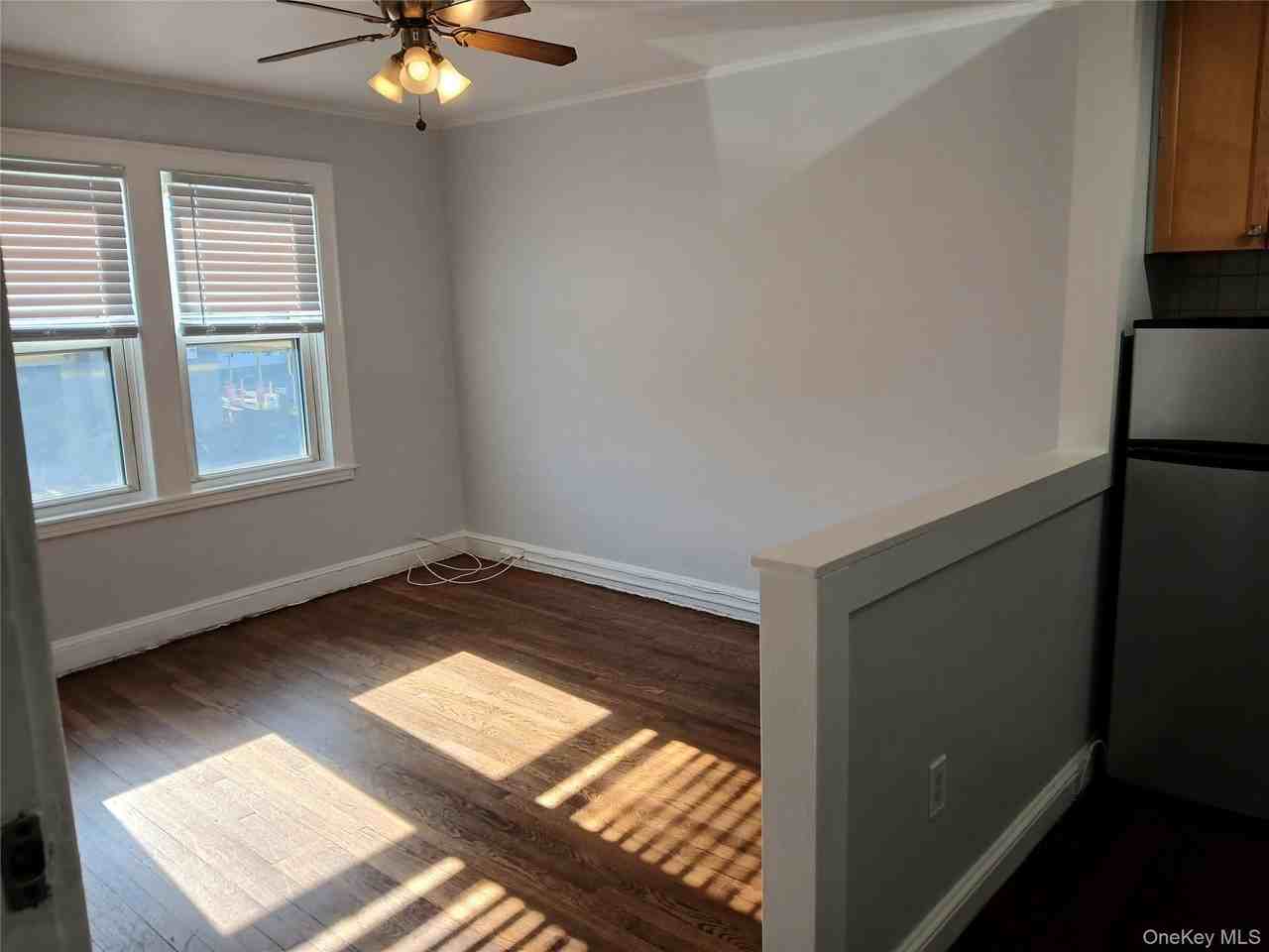 666 Willis Ave - Photo 2 of 10